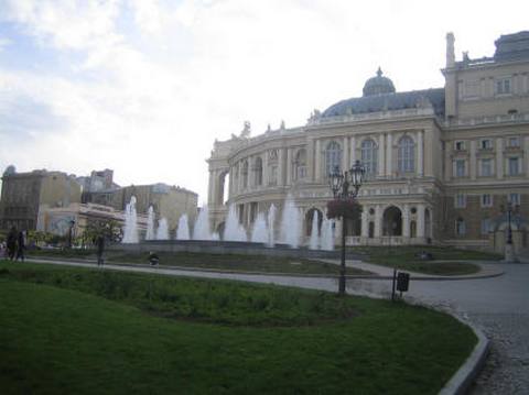 Suihkulähteet Odessan kuuluisan oopperatalon edustalla, joka sijaitsi aivan lähellä kongressipaikkaa