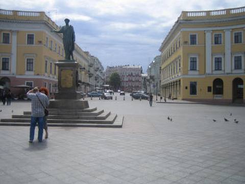 Näkymä Odessan historiallisesta keskustasta Potemkinin portaiden yläpäästä rantabulevardin varrelta
