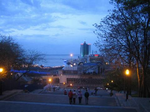 Kävelykierrosta hämärtyvässä Odessassa. Näkymä Potemkinin portaiden yläpäästä Odessan satamaan.